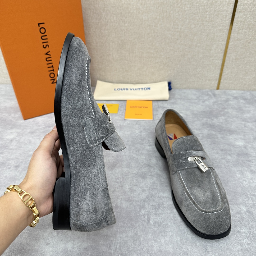 💋💍L家 新品乐福鞋上架  Major便鞋作为路易～的一大经典设计在此借助经典的帆布图纹全新亮相。采用进