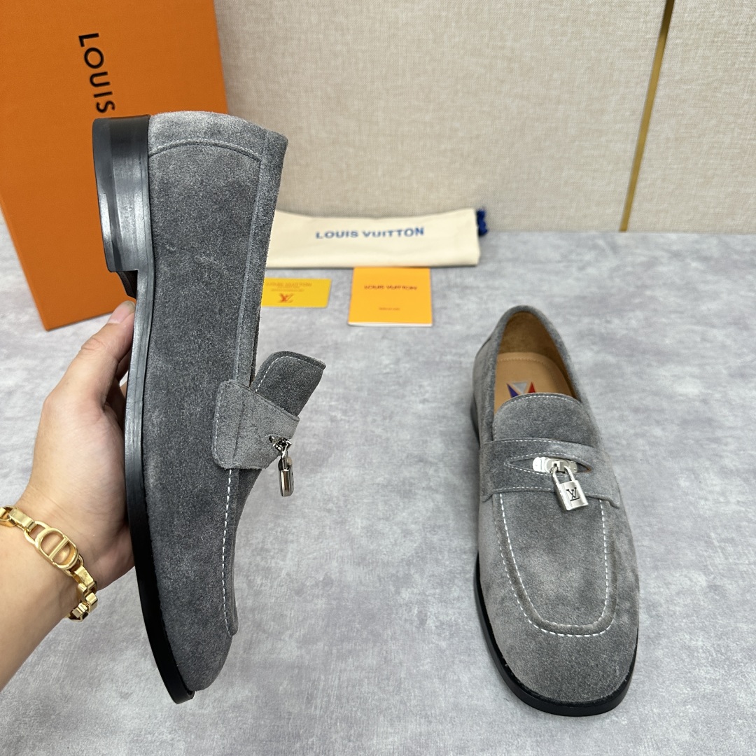 💋💍L家 新品乐福鞋上架  Major便鞋作为路易～的一大经典设计在此借助经典的帆布图纹全新亮相。采用进