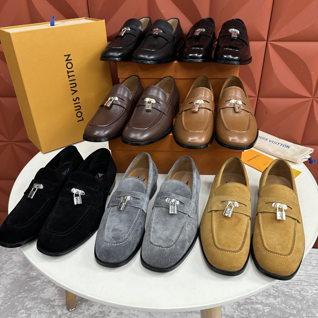 💋💍L家 新品乐福鞋上架  Major便鞋作为路易～的一大经典设计在此借助经典的帆布图纹全新亮相。采用进