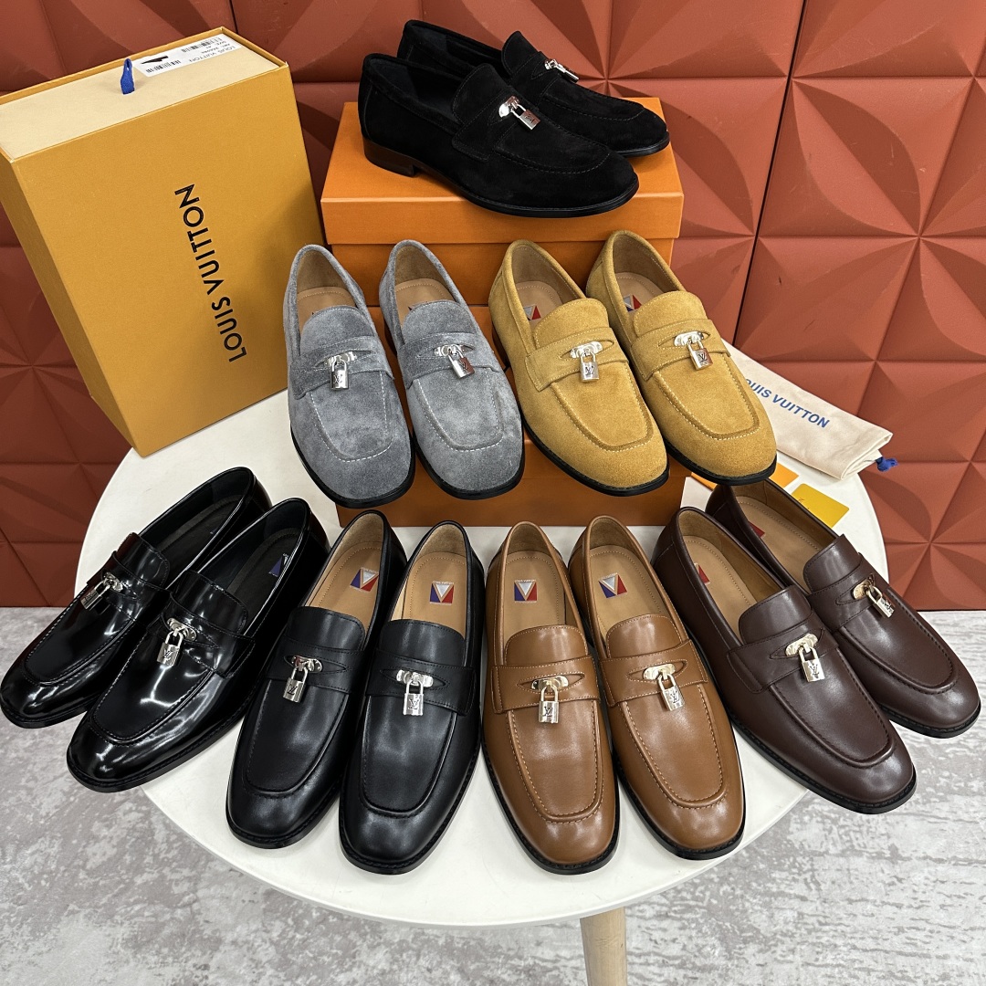 💋💍L家 新品乐福鞋上架  Major便鞋作为路易～的一大经典设计在此借助经典的帆布图纹全新亮相。采用进