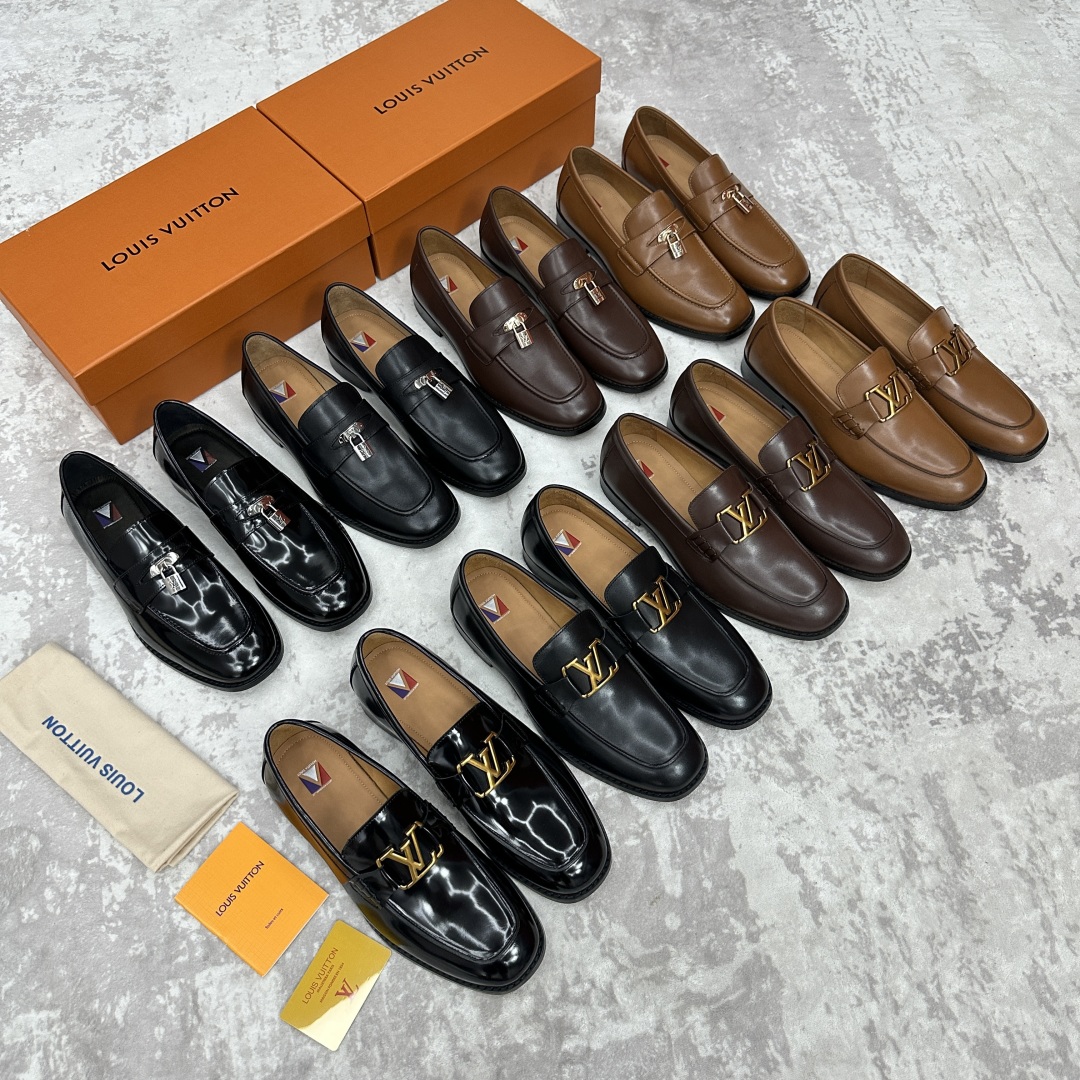 💋💍L家 新品乐福鞋上架  Major便鞋作为路易～的一大经典设计在此借助经典的帆布图纹全新亮相。采用进