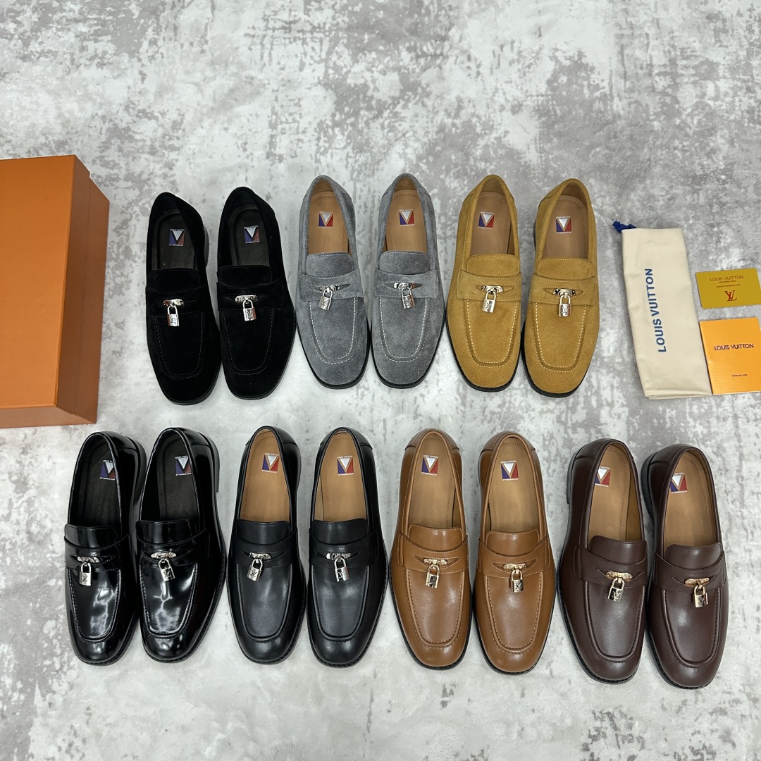 💋💍L家 新品乐福鞋上架  Major便鞋作为路易～的一大经典设计在此借助经典的帆布图纹全新亮相。采用进