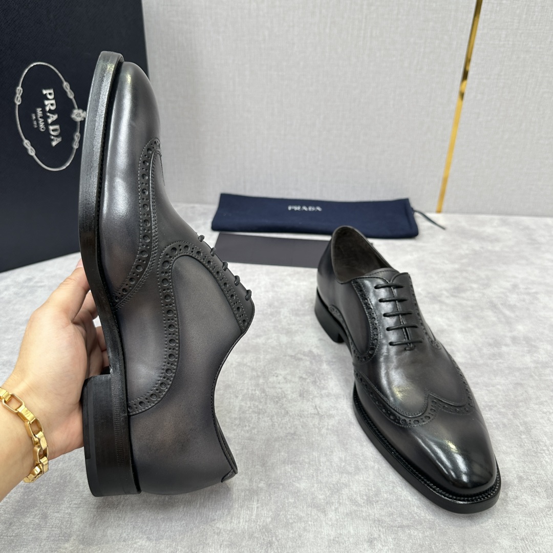 💋💍P家新品 Prad* 普-拉-达 男士正装🤵布洛克皮鞋   鞋面采用进口小牛皮皮胚手工擦色打造，皮质