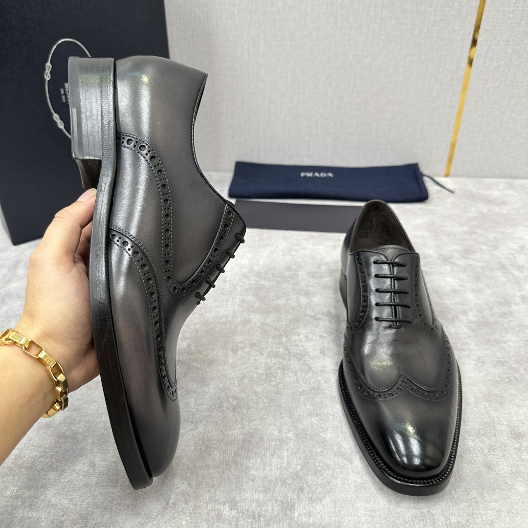 💋💍P家新品 Prad* 普-拉-达 男士正装🤵布洛克皮鞋   鞋面采用进口小牛皮皮胚手工擦色打造，皮质
