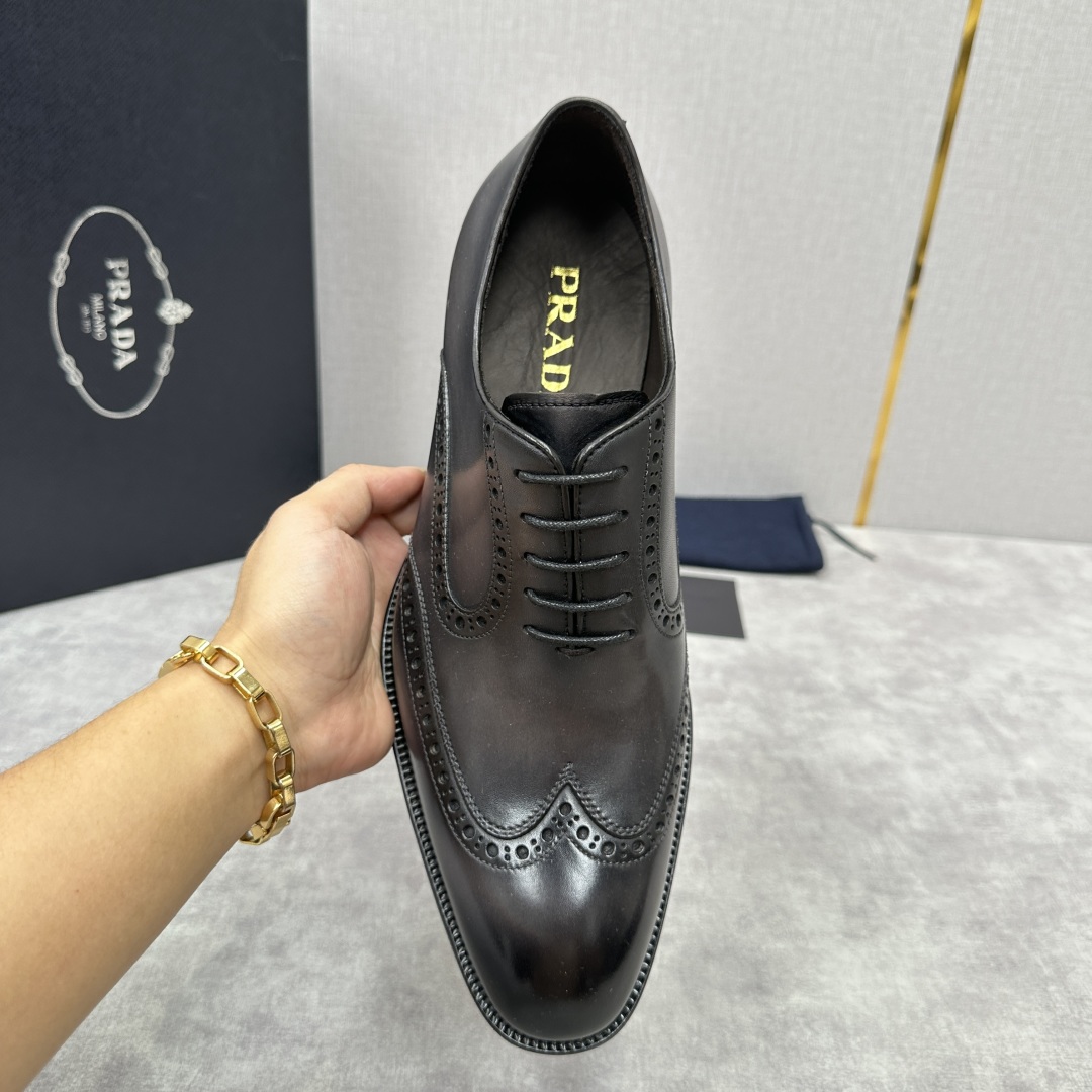 💋💍P家新品 Prad* 普-拉-达 男士正装🤵布洛克皮鞋   鞋面采用进口小牛皮皮胚手工擦色打造，皮质