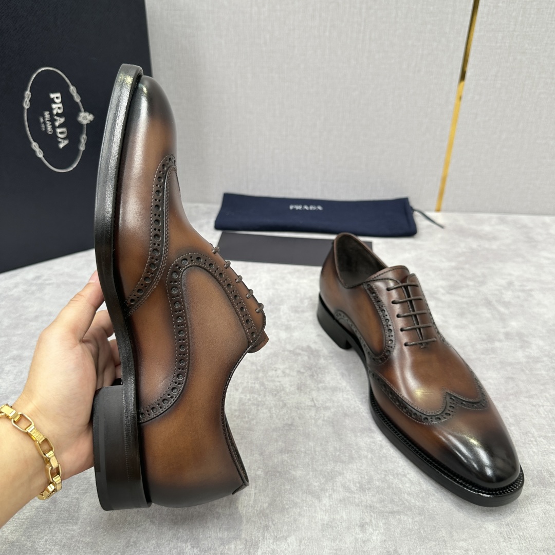 💋💍P家新品 Prad* 普-拉-达 男士正装🤵布洛克皮鞋   鞋面采用进口小牛皮皮胚手工擦色打造，皮质