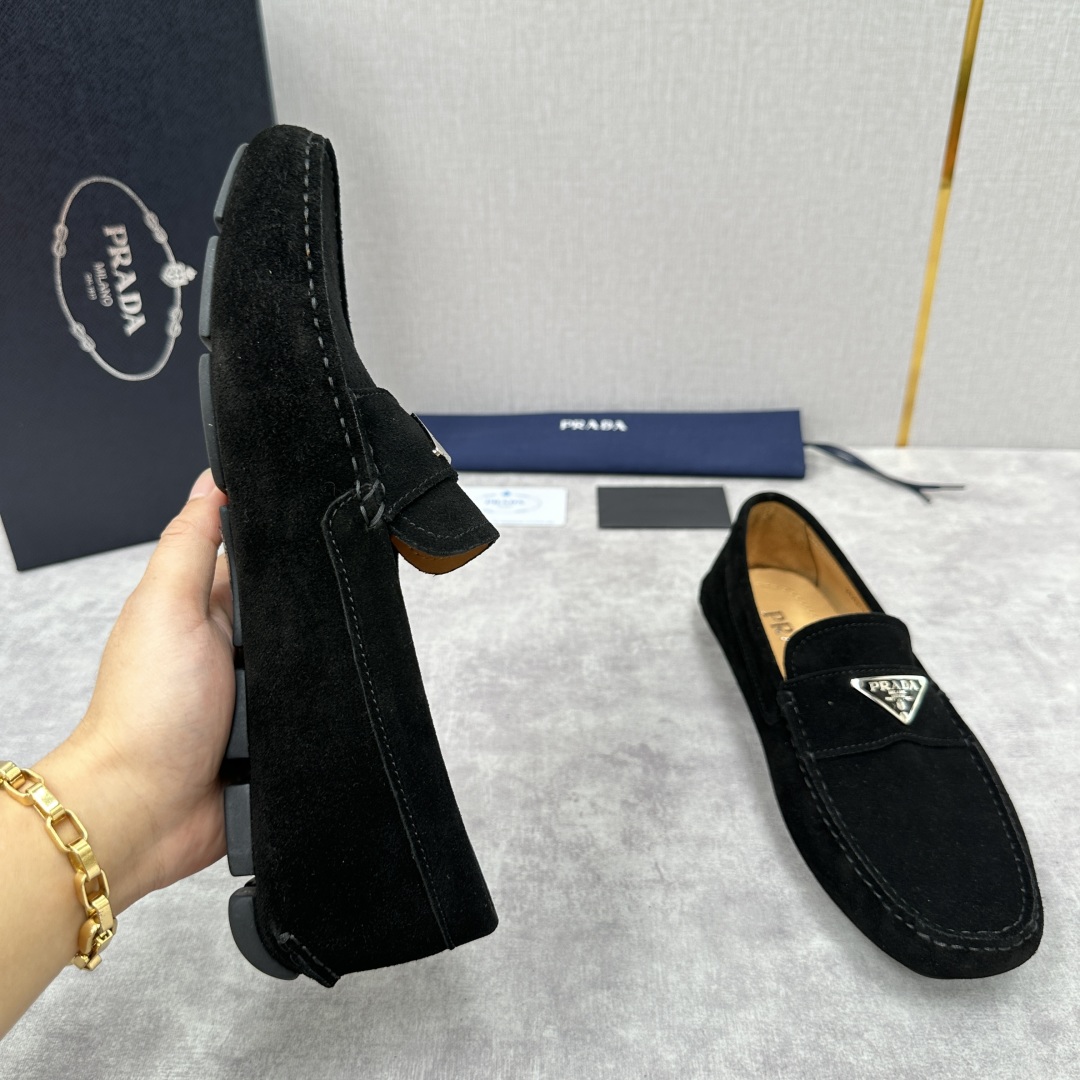 💋💍PRAD*/普拉-达 P家新品Saffiano 皮革乐福鞋 这款驾车鞋以柔软金丝光反毛皮制成，内里小