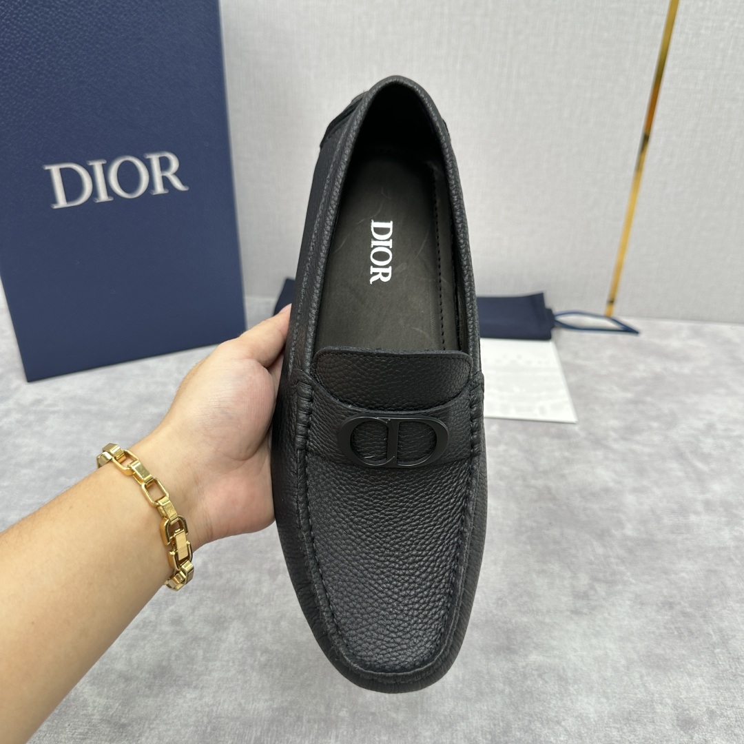 💋💍CD 迪-奥新品  男士套脚豆豆鞋  这款乐福鞋延续标志性的正装鞋履轮廓，以更加优雅的设计呈现。精致