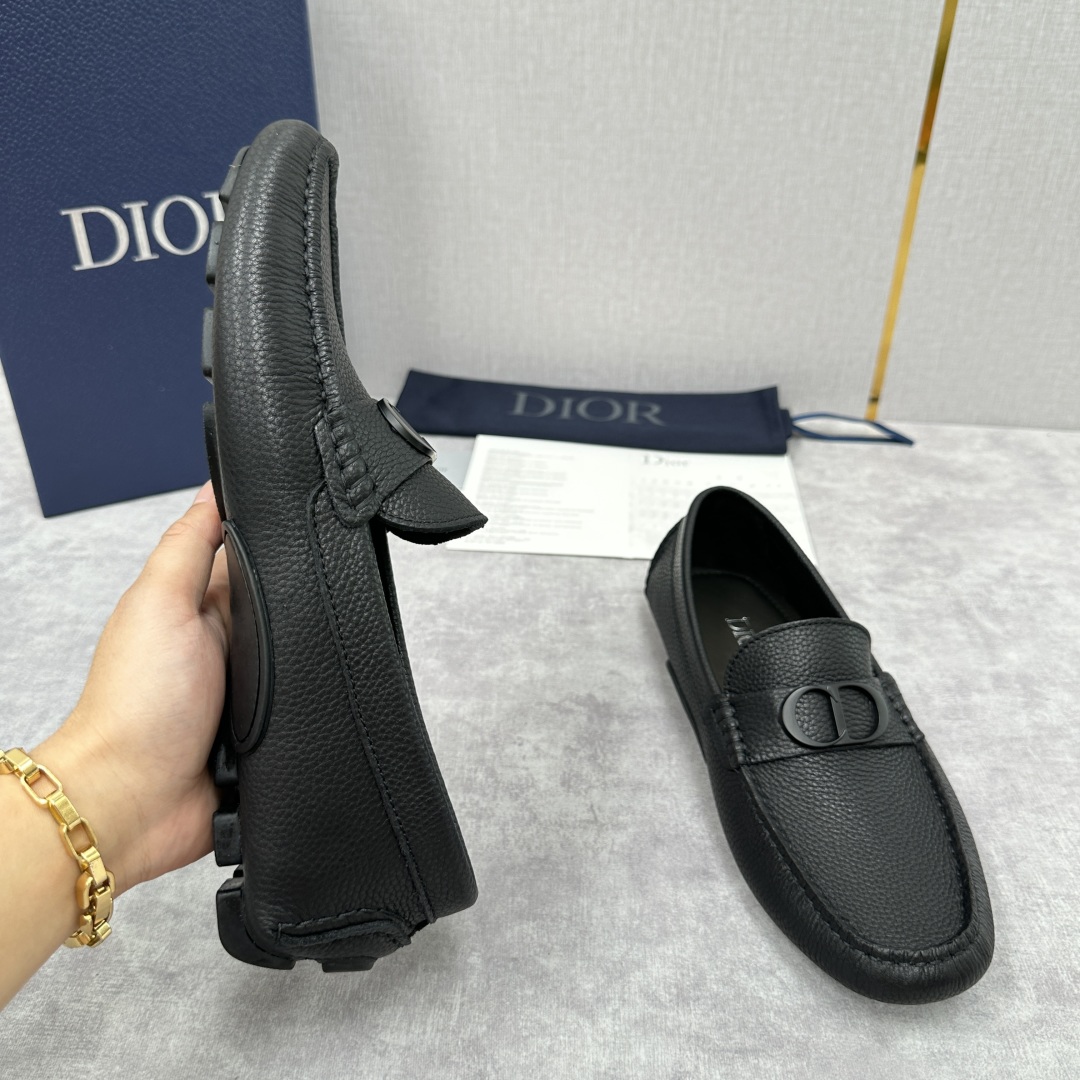 💋💍CD 迪-奥新品  男士套脚豆豆鞋  这款乐福鞋延续标志性的正装鞋履轮廓，以更加优雅的设计呈现。精致