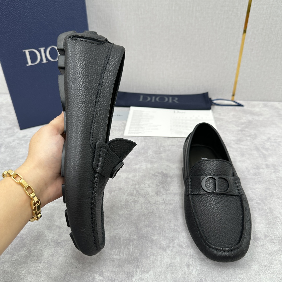 💋💍CD 迪-奥新品  男士套脚豆豆鞋  这款乐福鞋延续标志性的正装鞋履轮廓，以更加优雅的设计呈现。精致