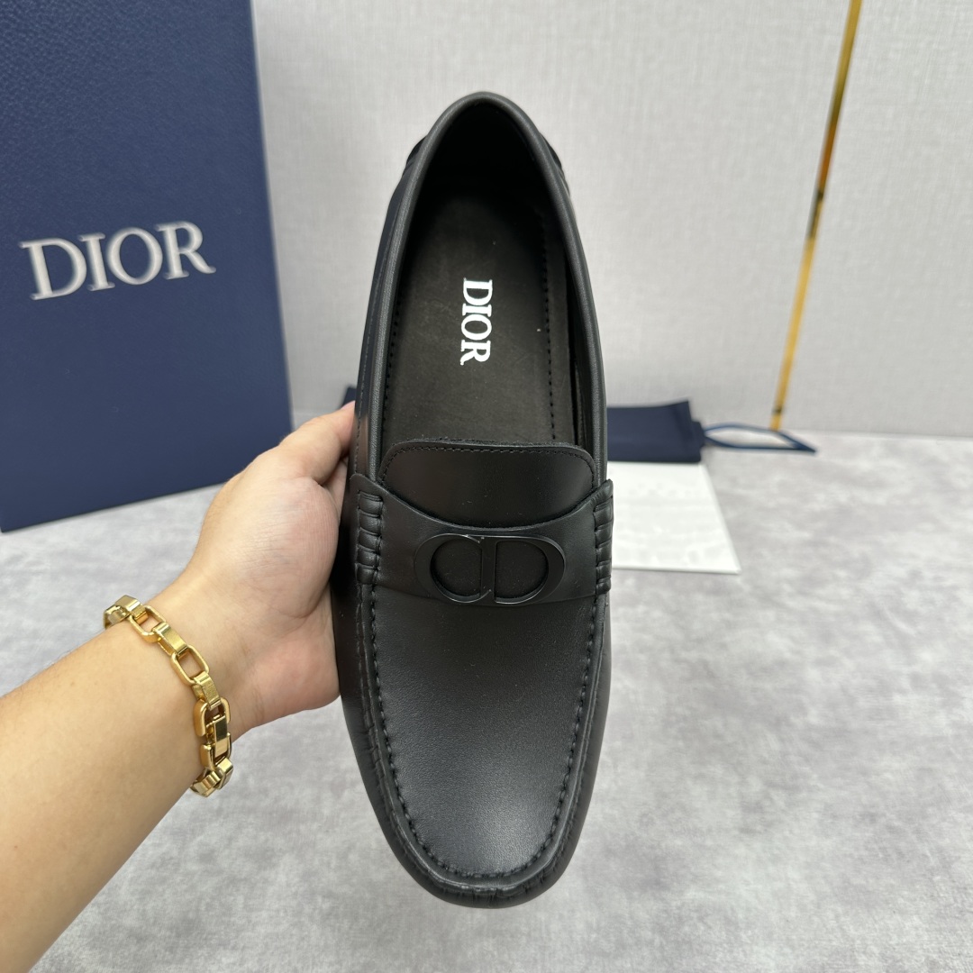 💋💍CD 迪-奥新品  男士套脚豆豆鞋  这款乐福鞋延续标志性的正装鞋履轮廓，以更加优雅的设计呈现。精致
