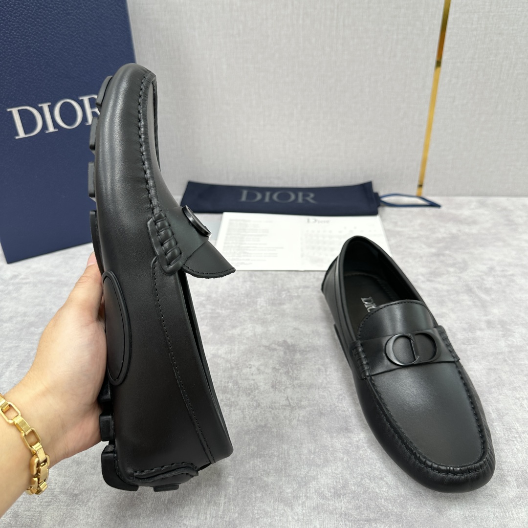 💋💍CD 迪-奥新品  男士套脚豆豆鞋  这款乐福鞋延续标志性的正装鞋履轮廓，以更加优雅的设计呈现。精致