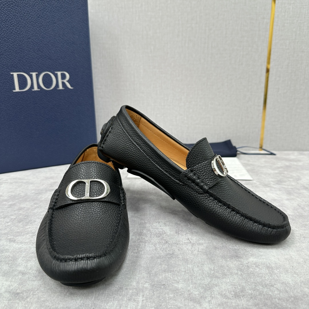 💋💍CD 迪-奥新品  男士套脚豆豆鞋  这款乐福鞋延续标志性的正装鞋履轮廓，以更加优雅的设计呈现。精致