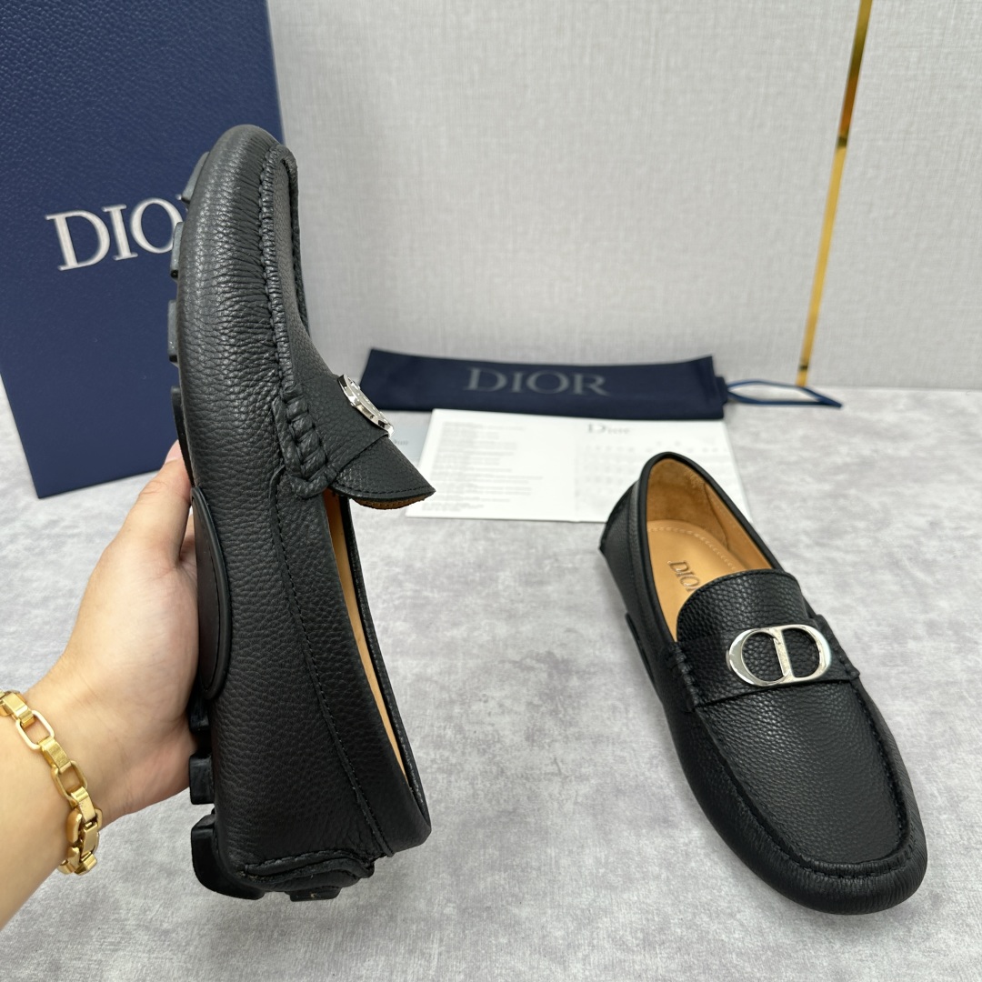 💋💍CD 迪-奥新品  男士套脚豆豆鞋  这款乐福鞋延续标志性的正装鞋履轮廓，以更加优雅的设计呈现。精致