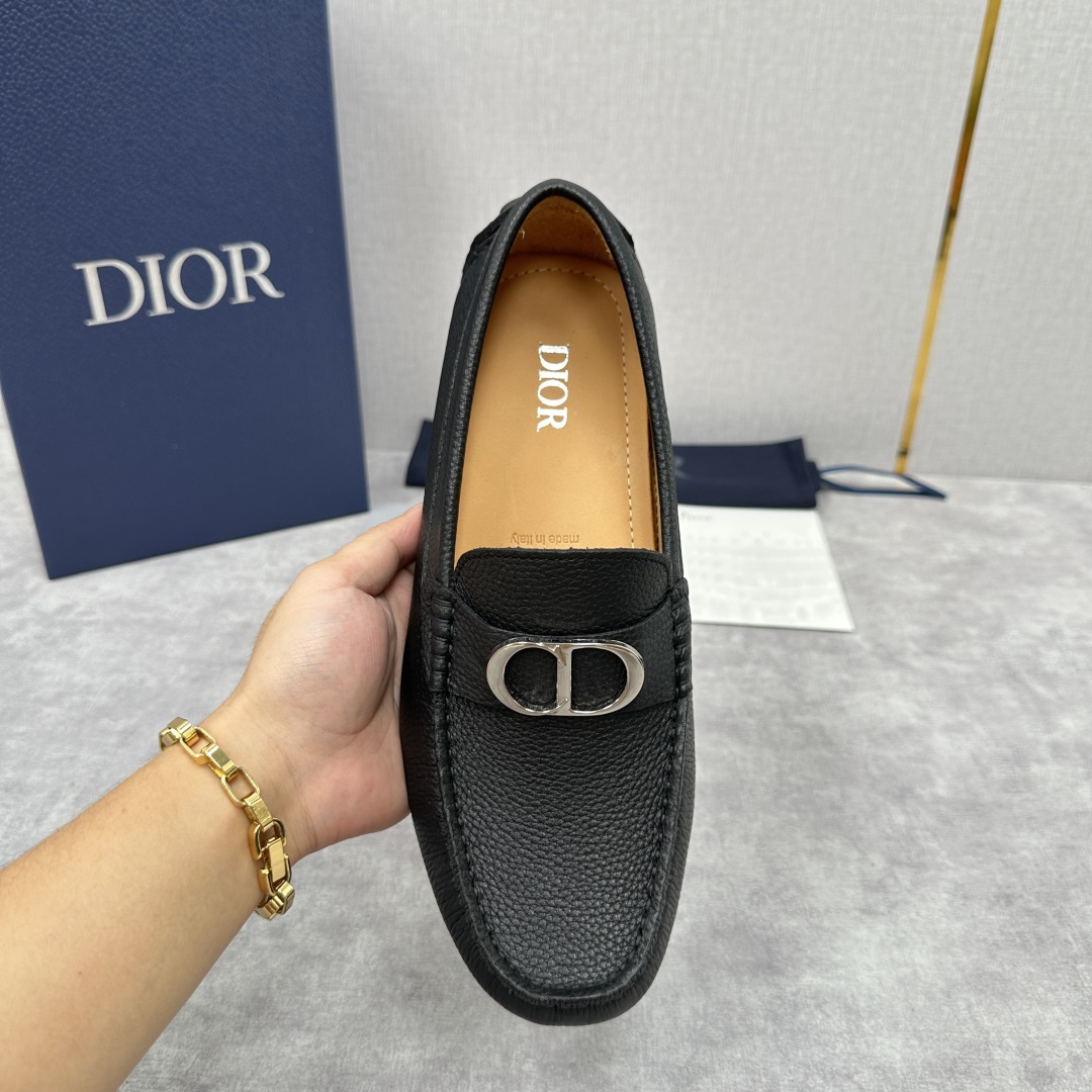 💋💍CD 迪-奥新品  男士套脚豆豆鞋  这款乐福鞋延续标志性的正装鞋履轮廓，以更加优雅的设计呈现。精致