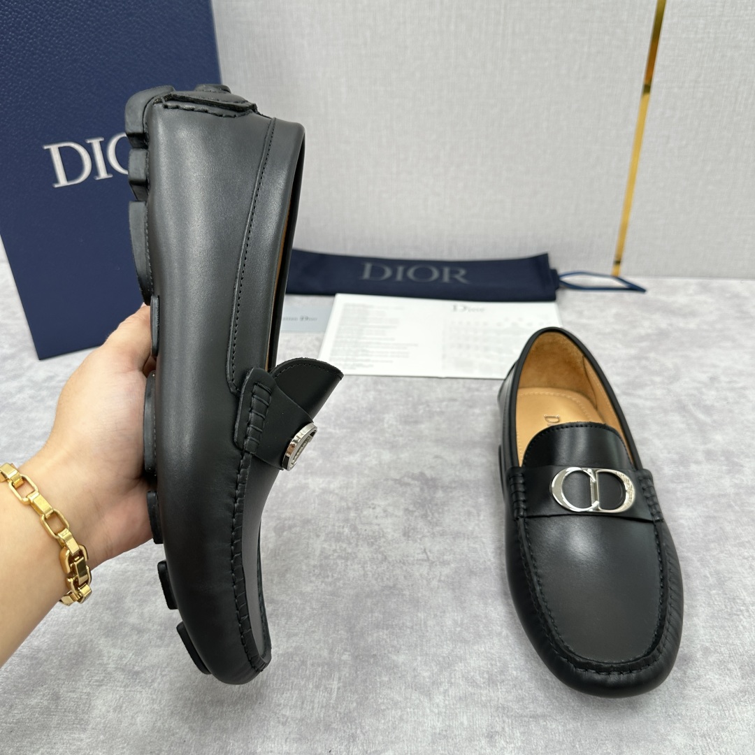 💋💍CD 迪-奥新品  男士套脚豆豆鞋  这款乐福鞋延续标志性的正装鞋履轮廓，以更加优雅的设计呈现。精致