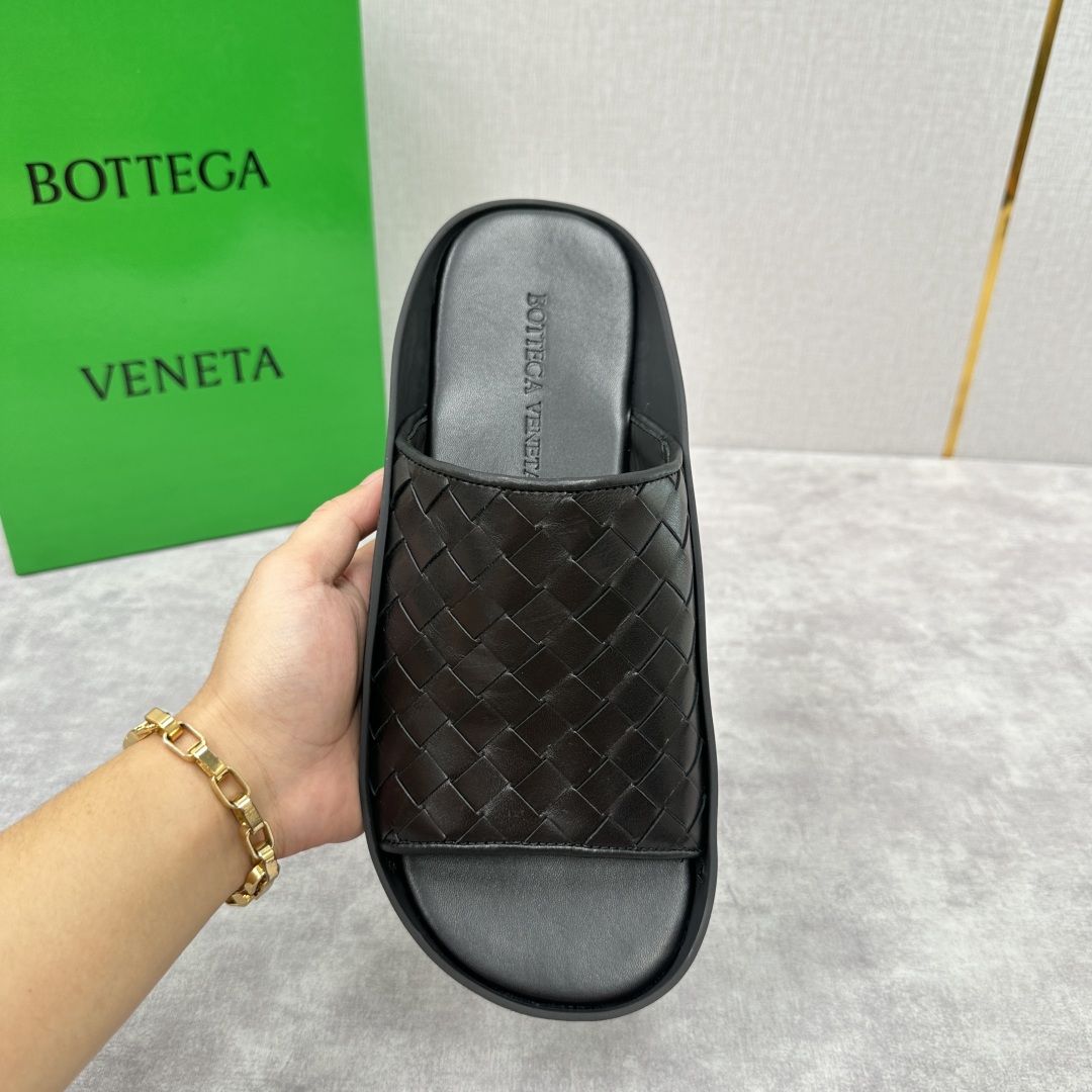💋💍BV 新品中东凉拖鞋上🆕  鞋面采用编织牛皮，贴底车线工艺，多色彩鲜艳搭配  标志性编织设计、露趾、