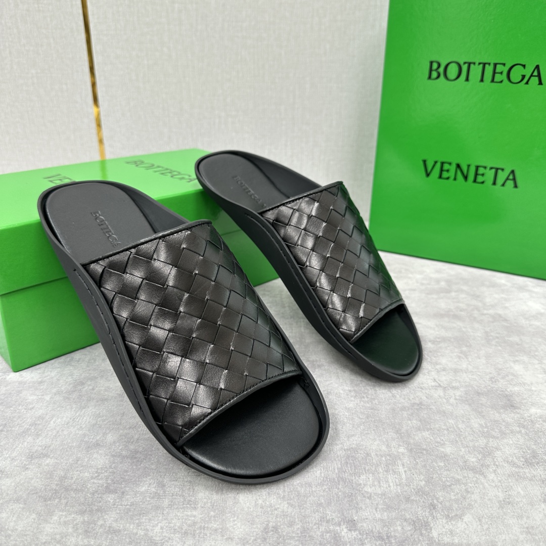 💋💍BV 新品中东凉拖鞋上🆕  鞋面采用编织牛皮，贴底车线工艺，多色彩鲜艳搭配  标志性编织设计、露趾、