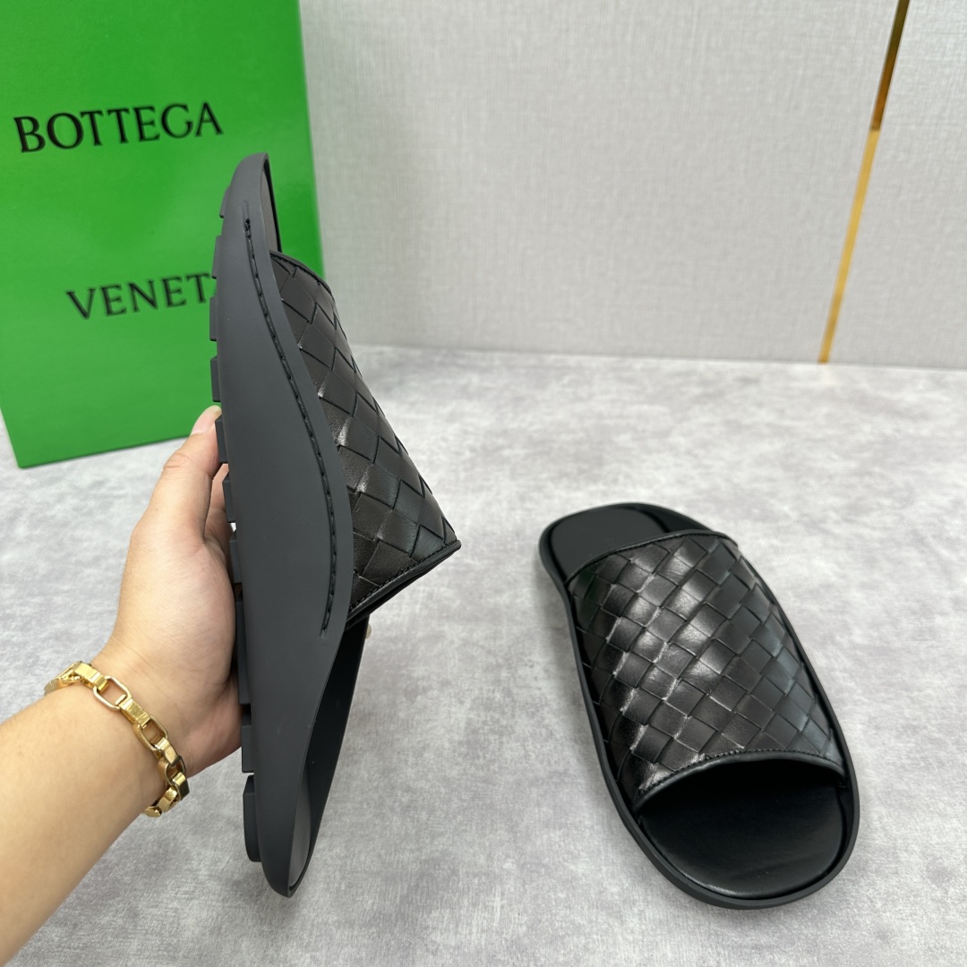 💋💍BV 新品中东凉拖鞋上🆕  鞋面采用编织牛皮，贴底车线工艺，多色彩鲜艳搭配  标志性编织设计、露趾、