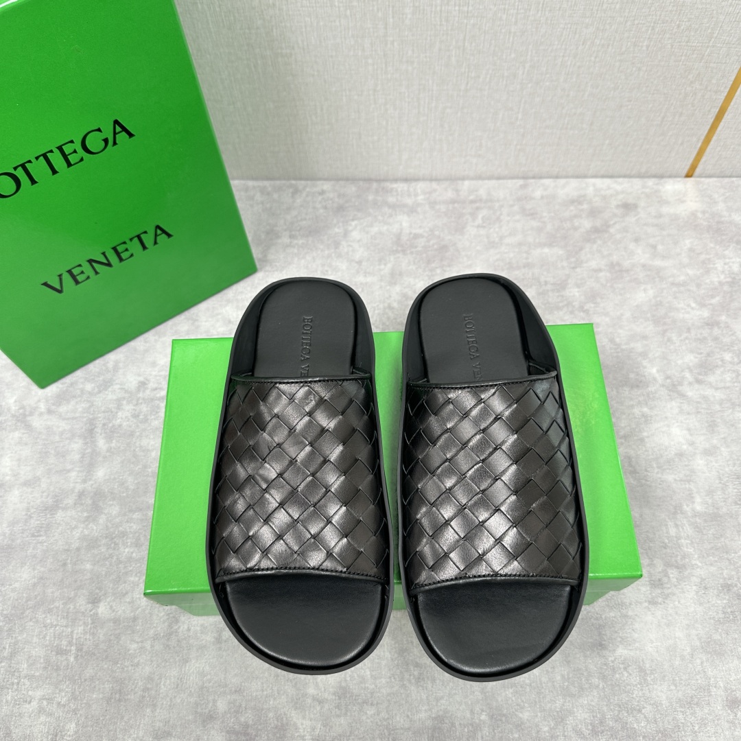 💋💍BV 新品中东凉拖鞋上🆕  鞋面采用编织牛皮，贴底车线工艺，多色彩鲜艳搭配  标志性编织设计、露趾、