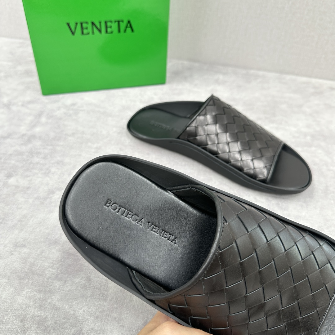 💋💍BV 新品中东凉拖鞋上🆕  鞋面采用编织牛皮，贴底车线工艺，多色彩鲜艳搭配  标志性编织设计、露趾、