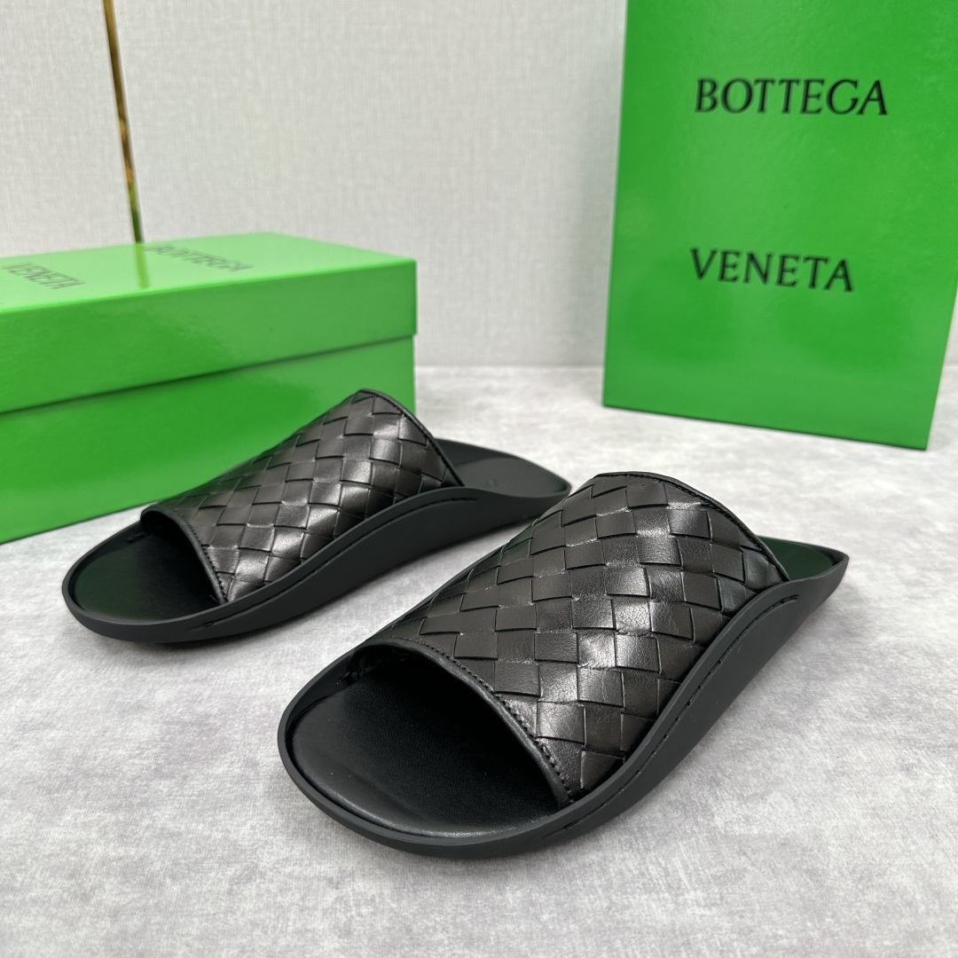 💋💍BV 新品中东凉拖鞋上🆕  鞋面采用编织牛皮，贴底车线工艺，多色彩鲜艳搭配  标志性编织设计、露趾、