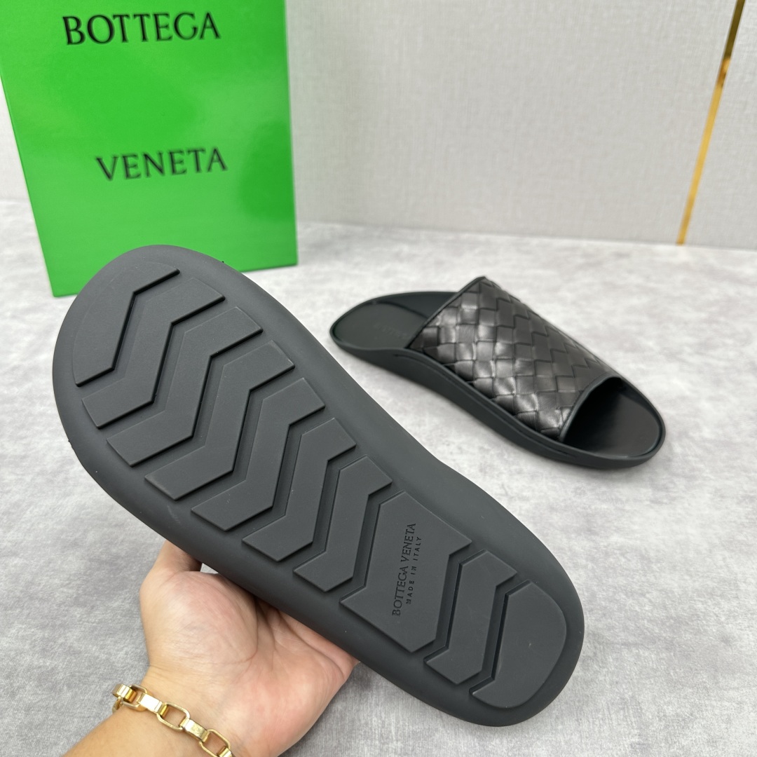 💋💍BV 新品中东凉拖鞋上🆕  鞋面采用编织牛皮，贴底车线工艺，多色彩鲜艳搭配  标志性编织设计、露趾、