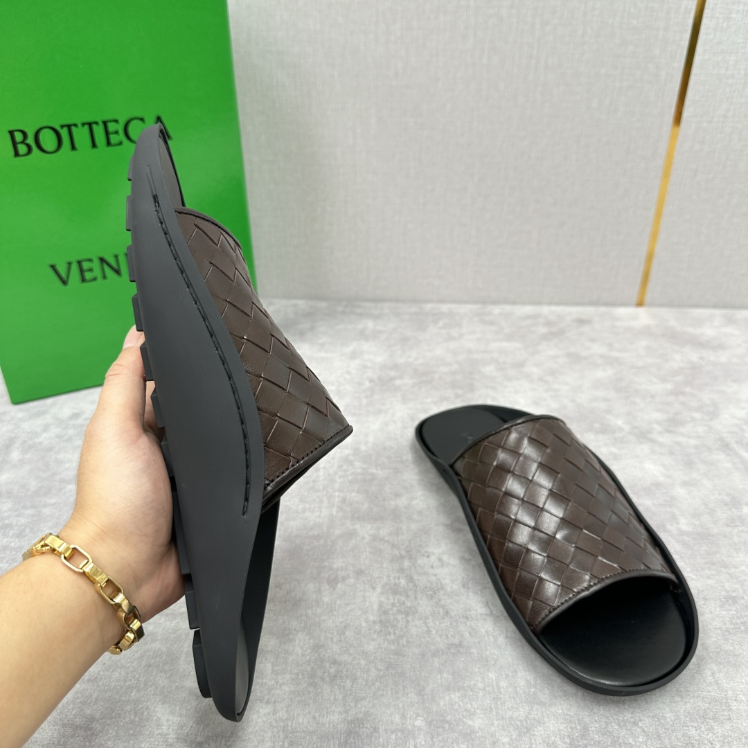 💋💍BV 新品中东凉拖鞋上🆕  鞋面采用编织牛皮，贴底车线工艺，多色彩鲜艳搭配  标志性编织设计、露趾、