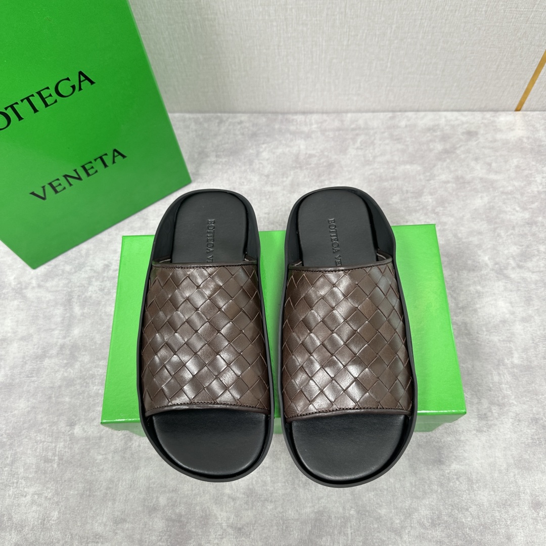 💋💍BV 新品中东凉拖鞋上🆕  鞋面采用编织牛皮，贴底车线工艺，多色彩鲜艳搭配  标志性编织设计、露趾、