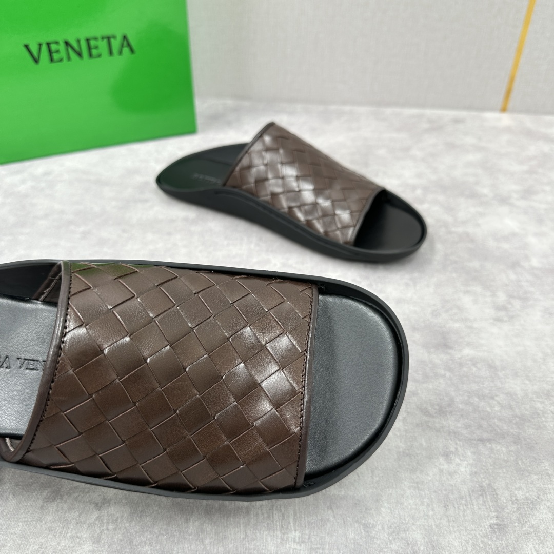 💋💍BV 新品中东凉拖鞋上🆕  鞋面采用编织牛皮，贴底车线工艺，多色彩鲜艳搭配  标志性编织设计、露趾、