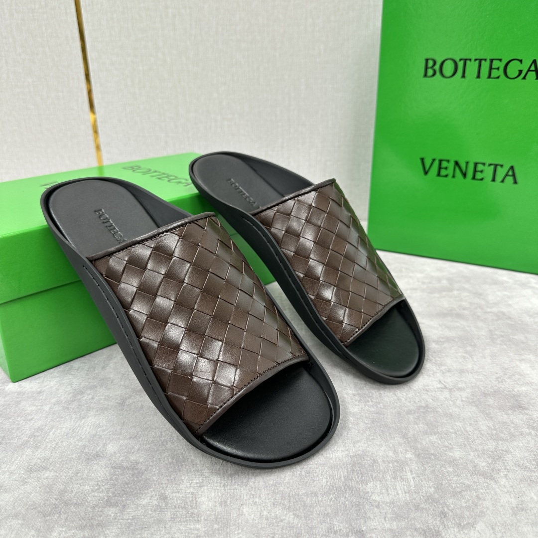 💋💍BV 新品中东凉拖鞋上🆕  鞋面采用编织牛皮，贴底车线工艺，多色彩鲜艳搭配  标志性编织设计、露趾、