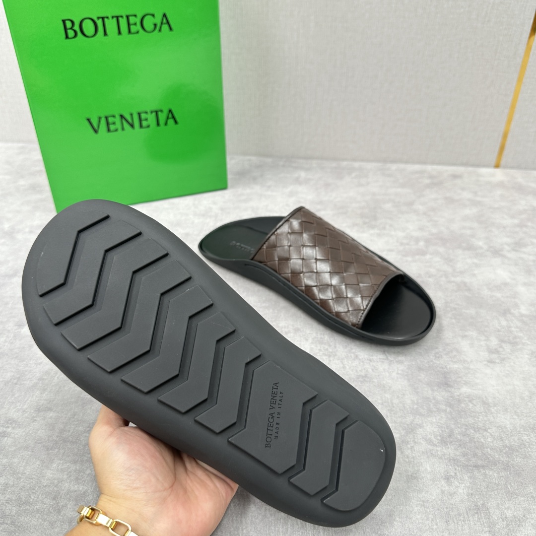 💋💍BV 新品中东凉拖鞋上🆕  鞋面采用编织牛皮，贴底车线工艺，多色彩鲜艳搭配  标志性编织设计、露趾、