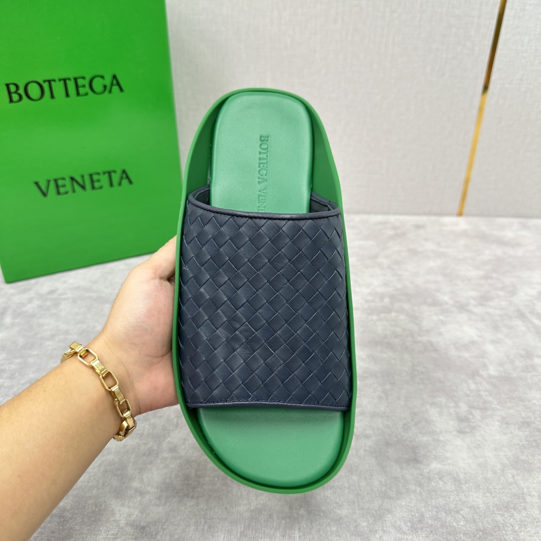 💋💍BV 新品中东凉拖鞋上🆕  鞋面采用编织牛皮，贴底车线工艺，多色彩鲜艳搭配  标志性编织设计、露趾、
