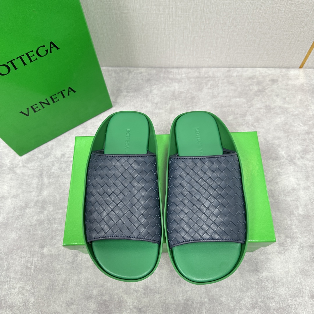 💋💍BV 新品中东凉拖鞋上🆕  鞋面采用编织牛皮，贴底车线工艺，多色彩鲜艳搭配  标志性编织设计、露趾、