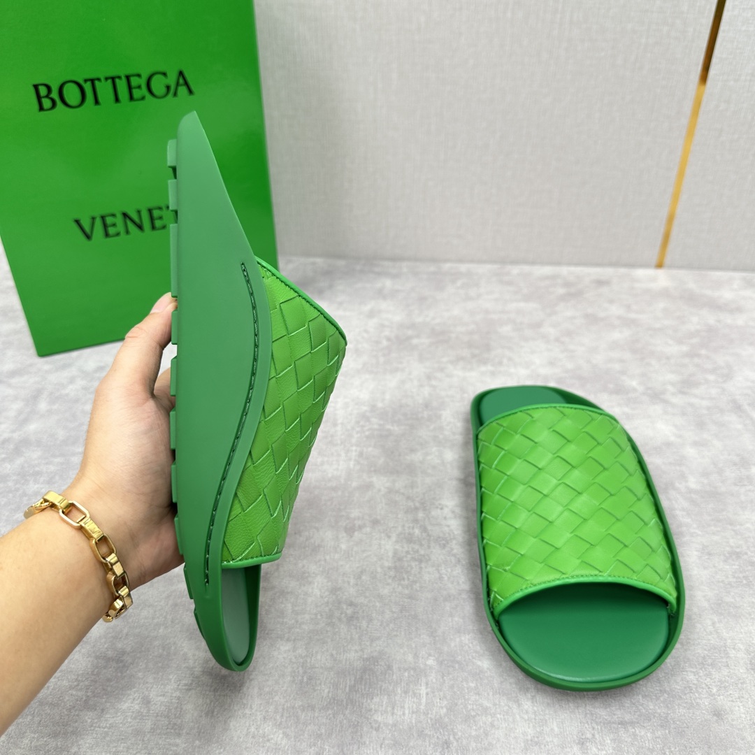 💋💍BV 新品中东凉拖鞋上🆕  鞋面采用编织牛皮，贴底车线工艺，多色彩鲜艳搭配  标志性编织设计、露趾、