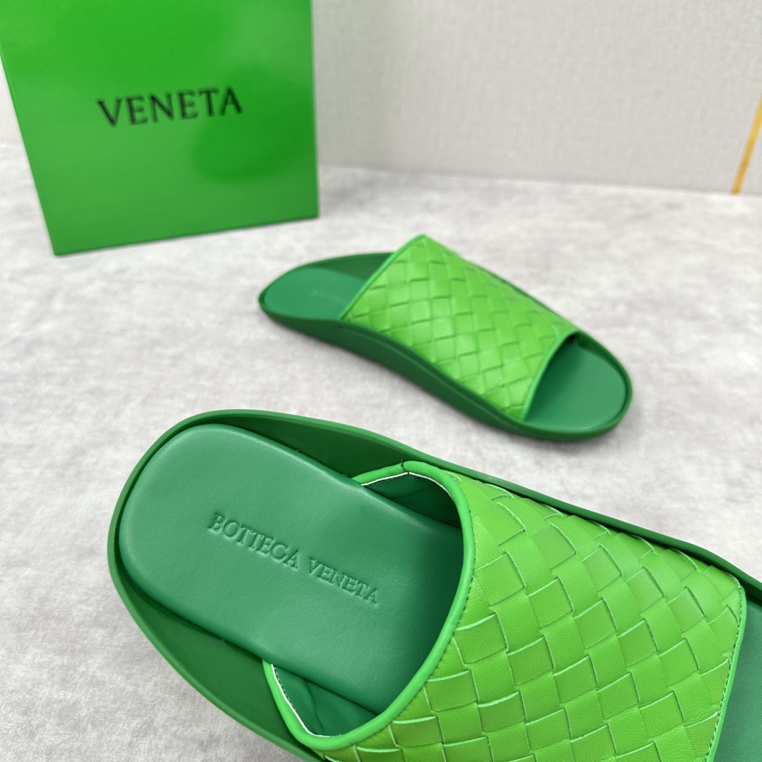 💋💍BV 新品中东凉拖鞋上🆕  鞋面采用编织牛皮，贴底车线工艺，多色彩鲜艳搭配  标志性编织设计、露趾、