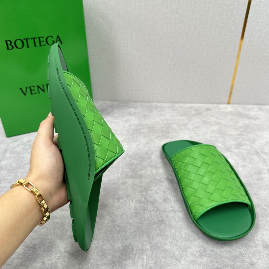 💋💍BV 新品中东凉拖鞋上🆕  鞋面采用编织牛皮，贴底车线工艺，多色彩鲜艳搭配  标志性编织设计、露趾、