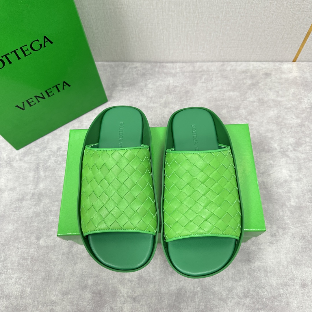 💋💍BV 新品中东凉拖鞋上🆕  鞋面采用编织牛皮，贴底车线工艺，多色彩鲜艳搭配  标志性编织设计、露趾、