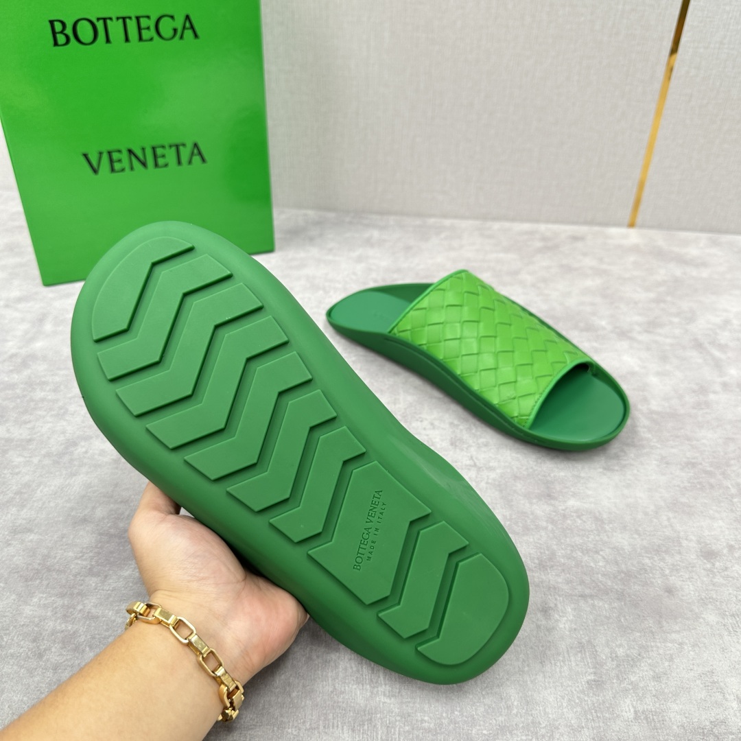 💋💍BV 新品中东凉拖鞋上🆕  鞋面采用编织牛皮，贴底车线工艺，多色彩鲜艳搭配  标志性编织设计、露趾、