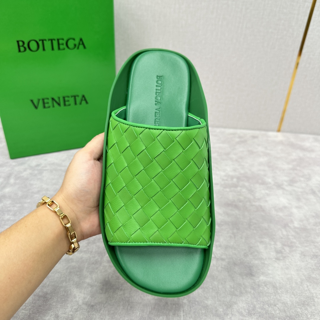 💋💍BV 新品中东凉拖鞋上🆕  鞋面采用编织牛皮，贴底车线工艺，多色彩鲜艳搭配  标志性编织设计、露趾、