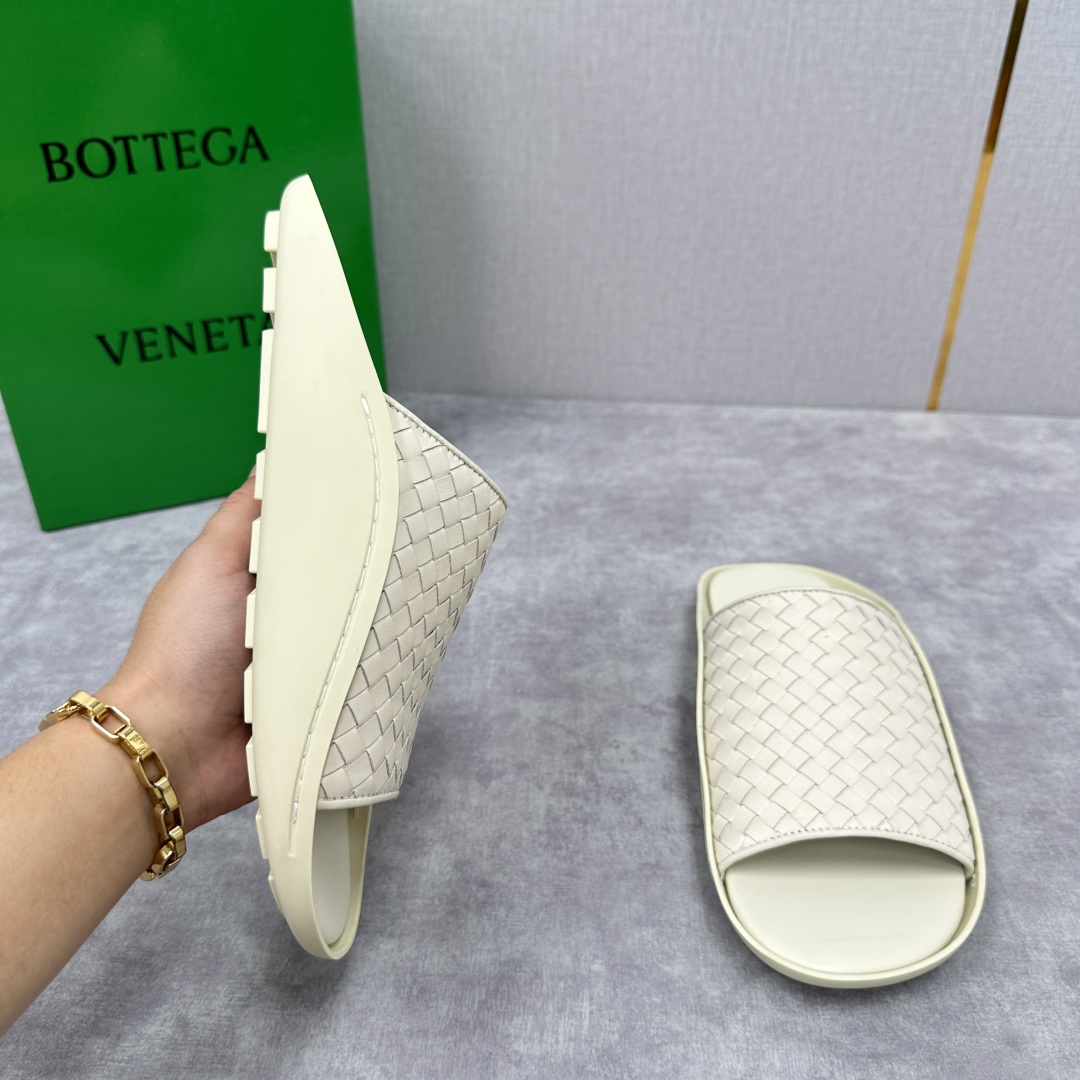 💋💍BV 新品中东凉拖鞋上🆕  鞋面采用编织牛皮，贴底车线工艺，多色彩鲜艳搭配  标志性编织设计、露趾、