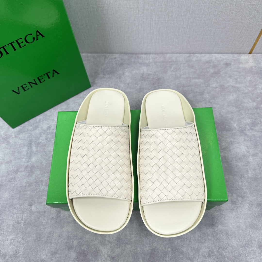 💋💍BV 新品中东凉拖鞋上🆕  鞋面采用编织牛皮，贴底车线工艺，多色彩鲜艳搭配  标志性编织设计、露趾、