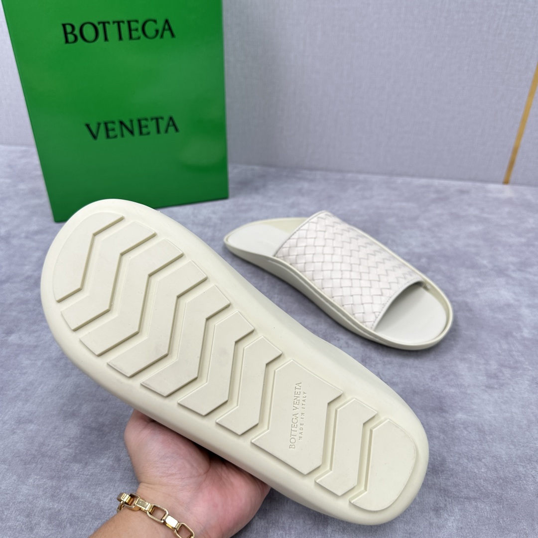 💋💍BV 新品中东凉拖鞋上🆕  鞋面采用编织牛皮，贴底车线工艺，多色彩鲜艳搭配  标志性编织设计、露趾、