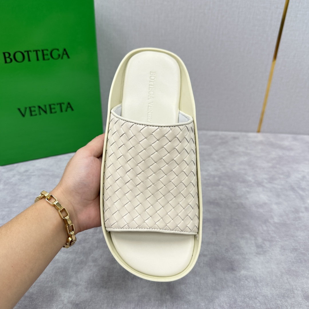 💋💍BV 新品中东凉拖鞋上🆕  鞋面采用编织牛皮，贴底车线工艺，多色彩鲜艳搭配  标志性编织设计、露趾、