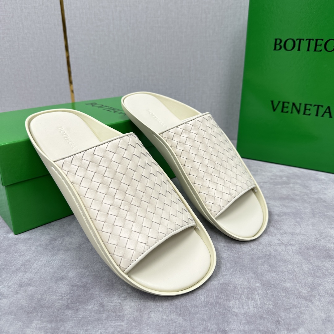 💋💍BV 新品中东凉拖鞋上🆕  鞋面采用编织牛皮，贴底车线工艺，多色彩鲜艳搭配  标志性编织设计、露趾、