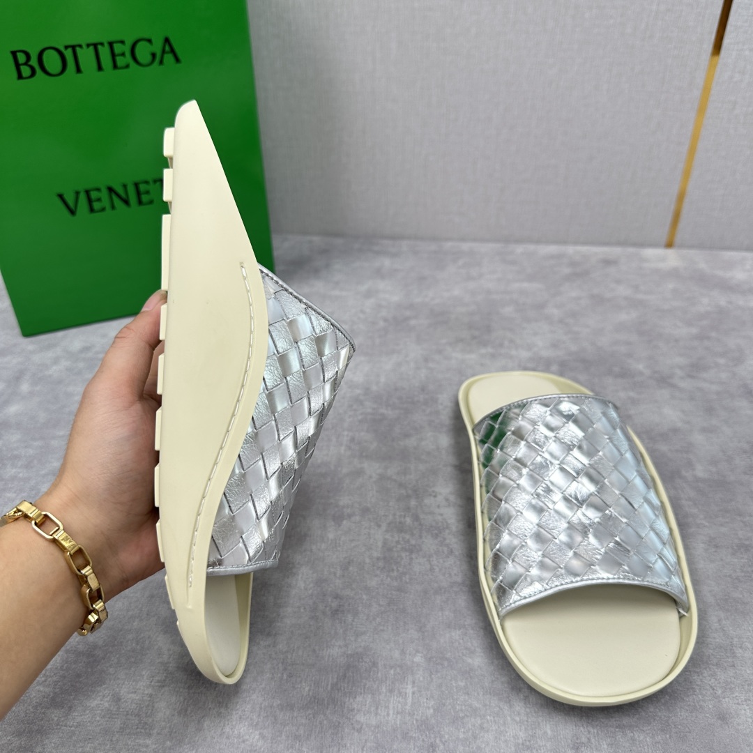 💋💍BV 新品中东凉拖鞋上🆕  鞋面采用编织牛皮，贴底车线工艺，多色彩鲜艳搭配  标志性编织设计、露趾、