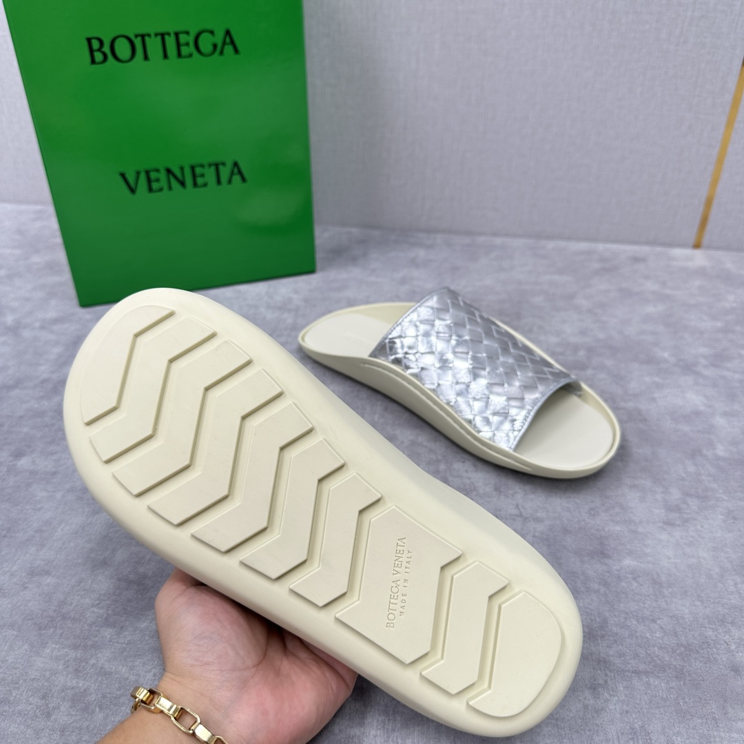 💋💍BV 新品中东凉拖鞋上🆕  鞋面采用编织牛皮，贴底车线工艺，多色彩鲜艳搭配  标志性编织设计、露趾、