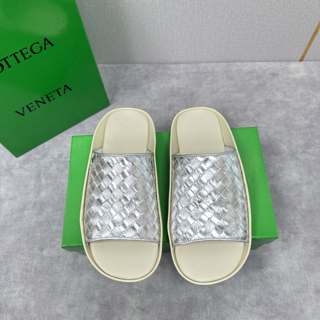 💋💍BV 新品中东凉拖鞋上🆕  鞋面采用编织牛皮，贴底车线工艺，多色彩鲜艳搭配  标志性编织设计、露趾、
