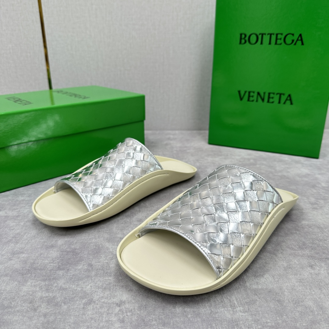 💋💍BV 新品中东凉拖鞋上🆕  鞋面采用编织牛皮，贴底车线工艺，多色彩鲜艳搭配  标志性编织设计、露趾、