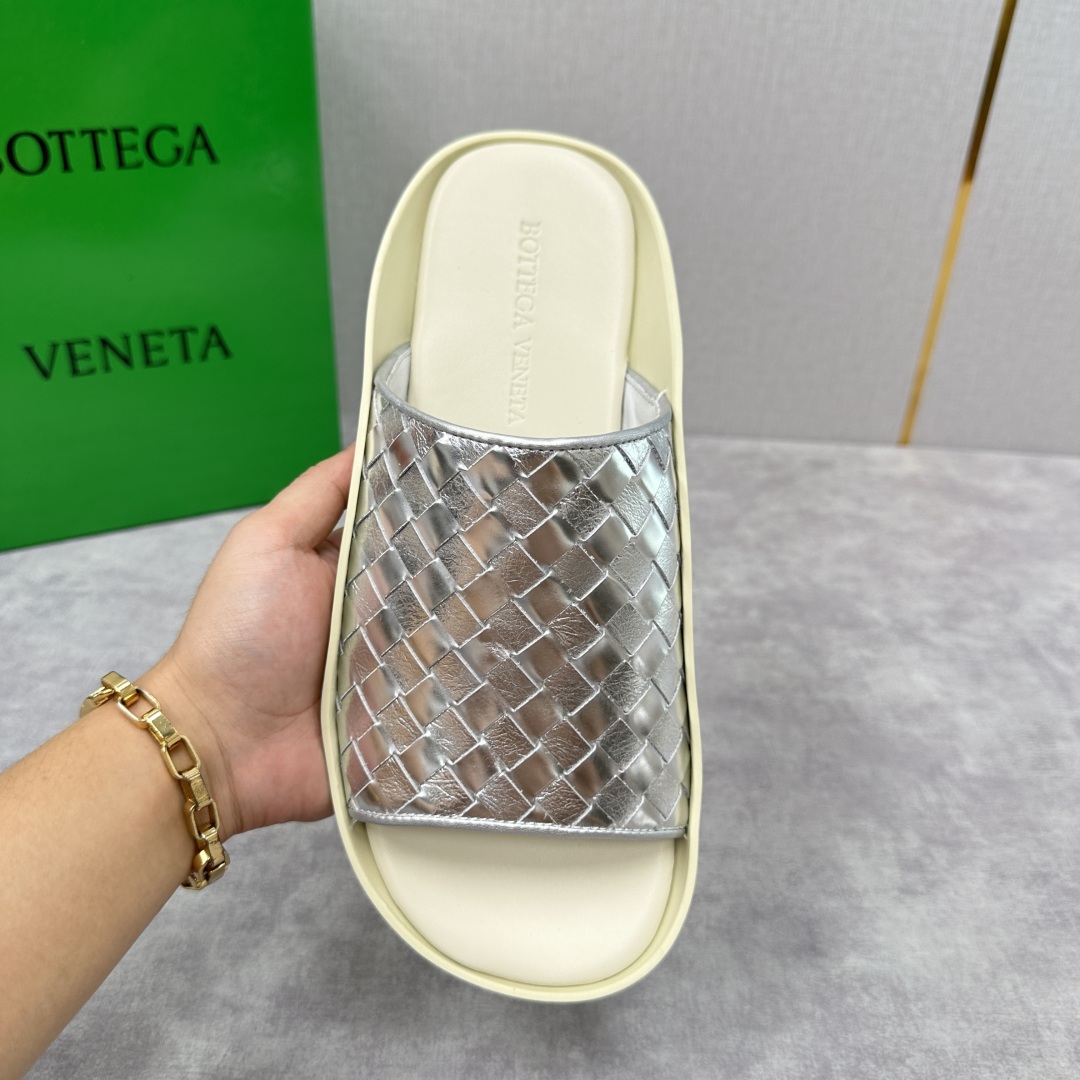 💋💍BV 新品中东凉拖鞋上🆕  鞋面采用编织牛皮，贴底车线工艺，多色彩鲜艳搭配  标志性编织设计、露趾、
